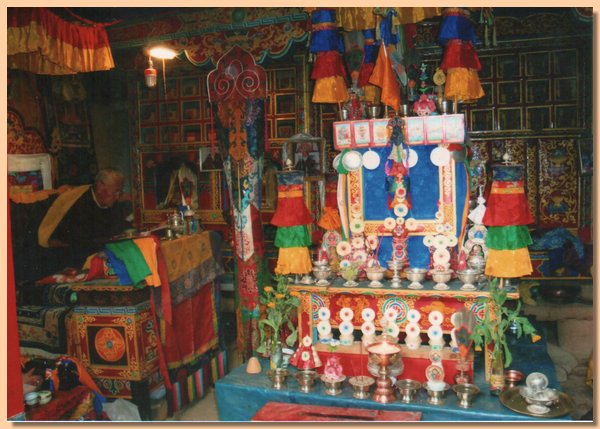 Das Innere der Pal Chang Chub Gephelling Gompa.jpg