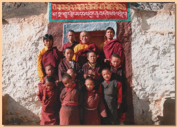 Die Klosterschueler von Pal Chang Chub Gephelling mit ihrem Lehrer.jpg