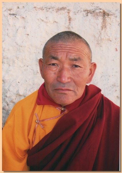 Lama Jigme Throgyal Gyelo, der Hauptlehrer der Zoeglinge.jpg