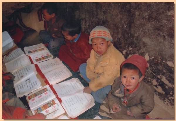 Schueler lesen tibetische Text3e in Paj Changchub Gephelling.jpg