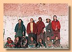 Die Trapas (Klosterschueler) und die Lehrer sowie zwei Eltern, ganz rechts Karma Dhondup .jpg