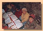 Schueler lesen tibetische Text3e in Paj Changchub Gephelling.jpg