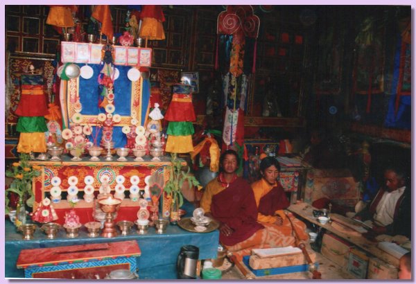Das Innere des Tempels in Pal Changchub Gephelling.jpg