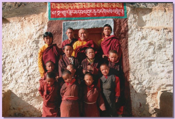 Die Schueler mit ihren zwei Lehrern am Eingang zu der Gonpa.jpg