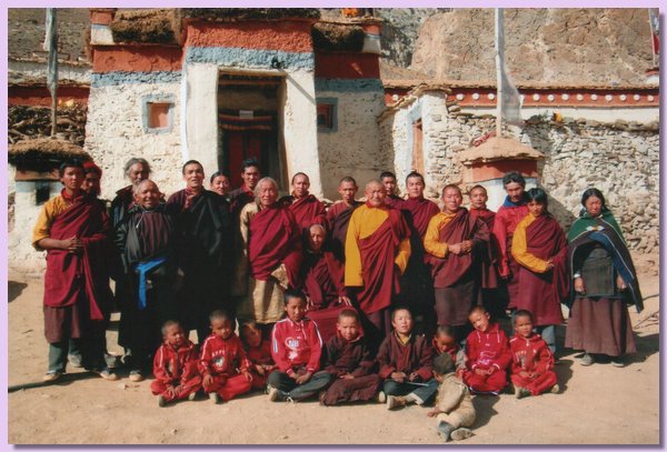 Schueler, Lama Jigme Throgyal und andere junge Moenche.jpg