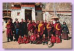 Schueler, Lama Jigme Throgyal und andere junge Moenche.jpg