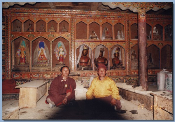 Dawa Tenzin Rnpoche und Nyima Lama in der Gompa von Yangtser.jpg