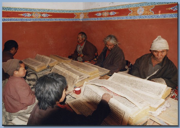 Lamas und Klosterschüler beim Lesen der Pechas.jpg