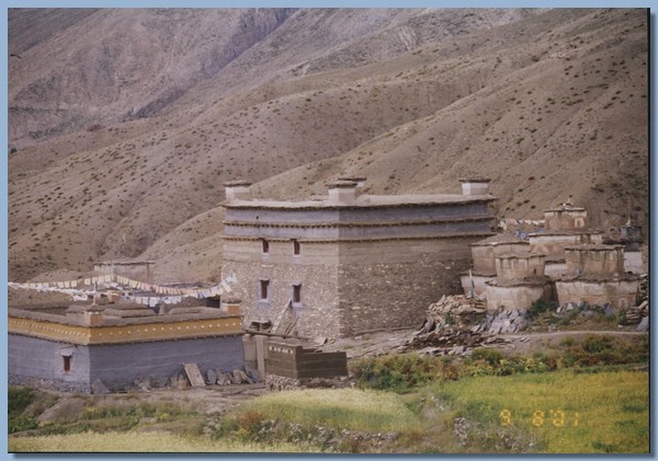Menkhang und Gompa im Bau 2001.jpg