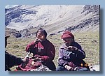 Nyima Lama und Thinley Lhundrup trinken aus Teetassen Chang oder Arak.jpg