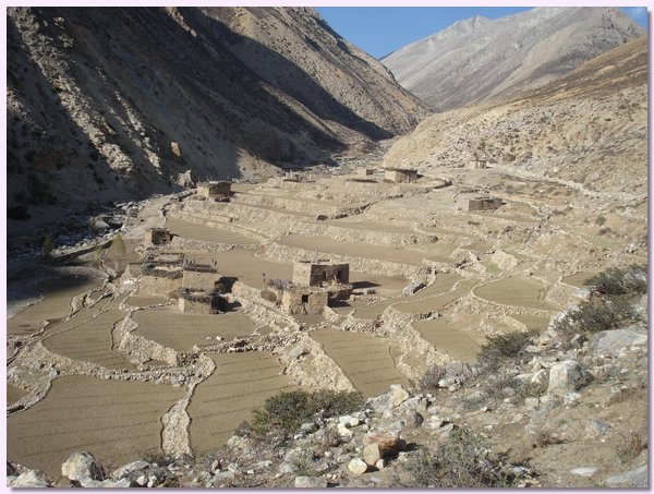 Das Dorf Moe liegt noerdlich von Yangtser auf dem Weg zur tibetischen Grenze.JPG