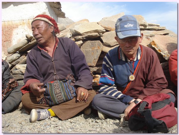 Dhondup Lama, der Amchi von Saldang, und Karma Dhondup vom Schulkomitee.JPG