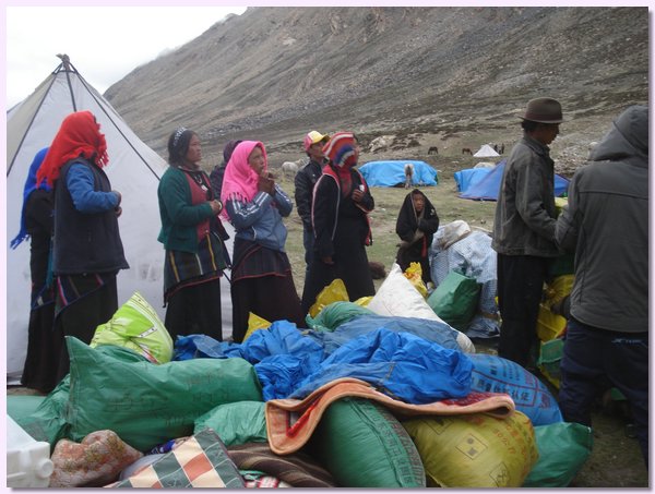 Die Dolpo Leute kaufen billige Waren in Tibet ein.JPG