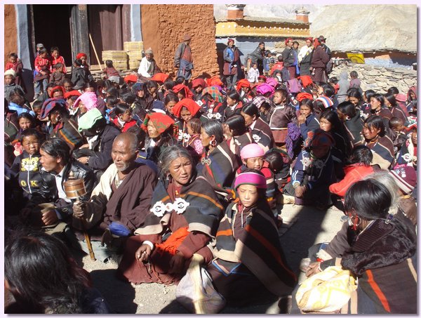 Die Dorfbewohner versammeln sich zum Tsechufest vor der Gompa.JPG