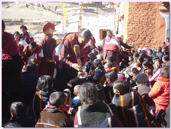Die Lamas segnen die Dorfbewohner beim Tsechu Fest.JPG