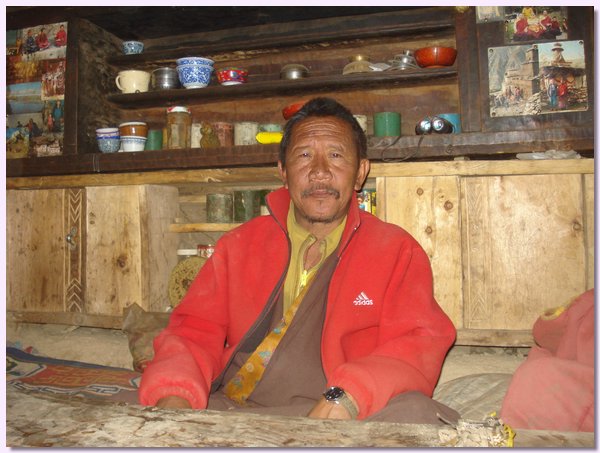 Lama Dawa von Yangtser Gompa, rechts oben zwei von uns vor 10 Jahren geschickte Bilder.JPG