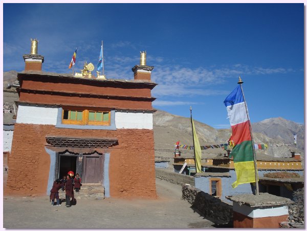 Rinpoche vor der Gompa von Saldang.JPG