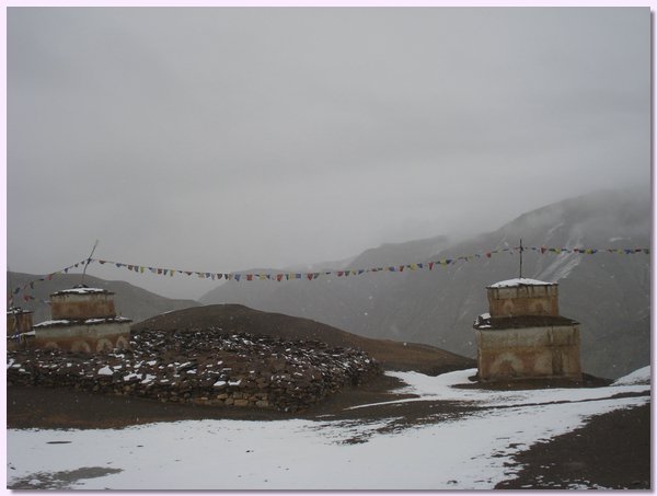 Stupas oberhalb der Schule von Saldang im Winter.JPG