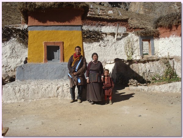 Tashi Dhondup in Yangtser, neben ihm die Frau von Lama Jigme Throgyal.JPG