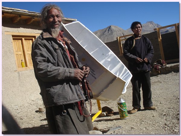 Tashi und Lhakpa neben dem Solarkocher.JPG