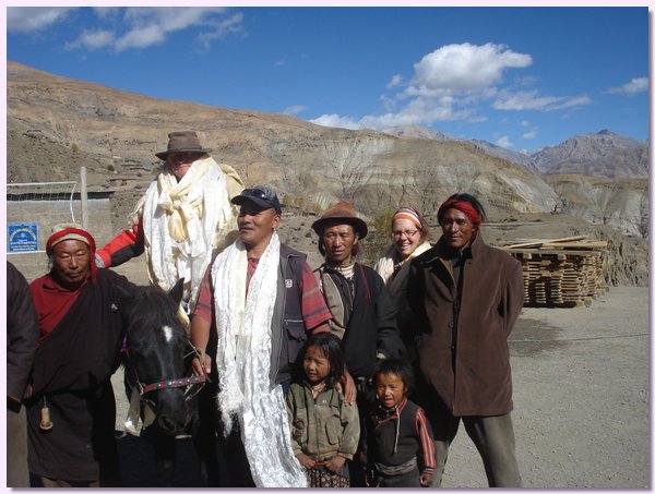 Tourist, Touristin, Pferd, und Gyanu Gurung, der Schulleiter, mit Khatags.JPG