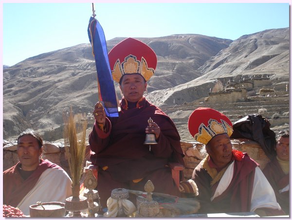 Tsewang Wangyal Rinpoche, der Lama von Namdo, neben ihm Lama Karma Tashi und Phuntsok Lama.JPG