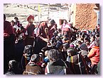 Die Lamas segnen die Dorfbewohner beim Tsechu Fest.JPG