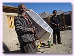 Tashi und Lhakpa neben dem Solarkocher.JPG