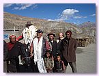 Tourist, Touristin, Pferd, und Gyanu Gurung, der Schulleiter, mit Khatags.JPG