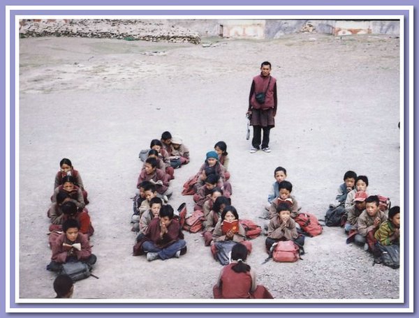Die Kinder mit ihrem Lehrer Tashi Dhondrup.jpg