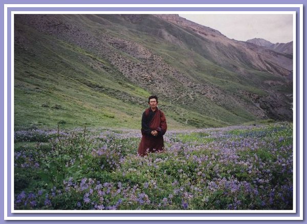 Karma Dhondup in einer Blumenwiese.jpg
