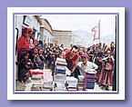 Auspacken des von Nepalgunj transportierten Schulmaterials.jpg