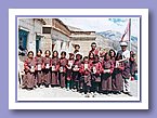 Eine Klasse mit Lehrern vor der Shelri Himalaya School.jpg
