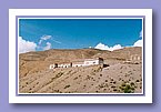 Shelri Himalaya School 4.200 m Höhe - rechts drei Choerten.jpg