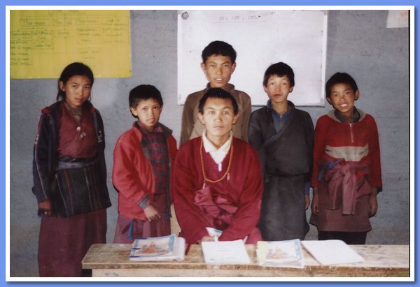 Die 6. Klasse-mit ihrem Lehrer Tashi Dhondup.jpg