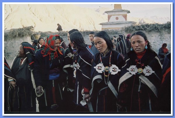 Die Frauen von Saldang tanzen zum Chechu Dorffest.jpg