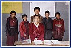 Die 6. Klasse-mit ihrem Lehrer Tashi Dhondup.jpg
