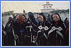 Die Frauen von Saldang tanzen zum Chechu Dorffest.jpg