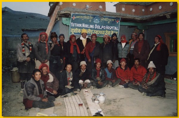 Mitarbeiter und Mitglieder der tibetischen Medizinstation von Saldang.jpg