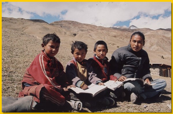 Tashi Dorje mit Zweitklaesslern.jpg