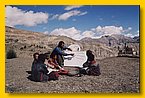 Tashi Dhondup gibt den Erstklaesslern Tibetisch-Unterricht.jpg