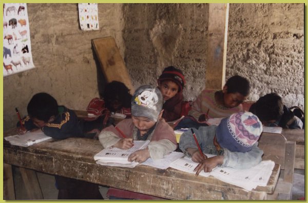 Die Kindergaertler in ihrem Klassenzimmer.jpg