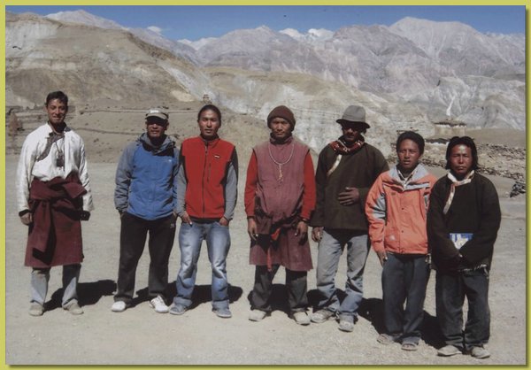 Die Lehrer im Schuljahr 2008, Mitte Tashi Dhondup, links Binod Shahi.jpg