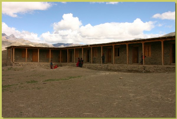 Die Shelri Drukdra Schule, zweites 2007 errichtetes Schulhaus.jpg