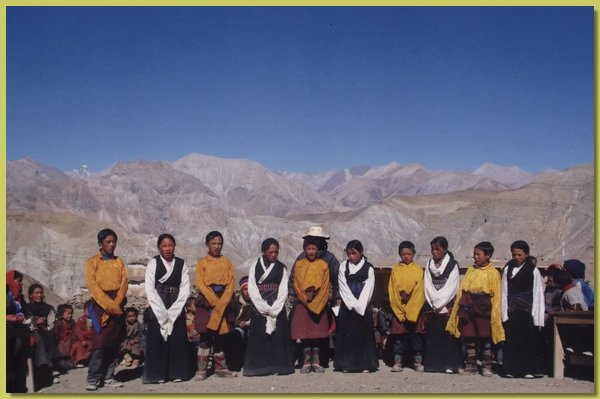 Die aelteren Schueler singen ein tibetisches Lied.jpg
