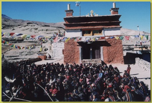 Tsechhu Fest in Saldang, die Teilnehmer empfangen den Segen von Jigme Throgyal Rinpoche.jpg