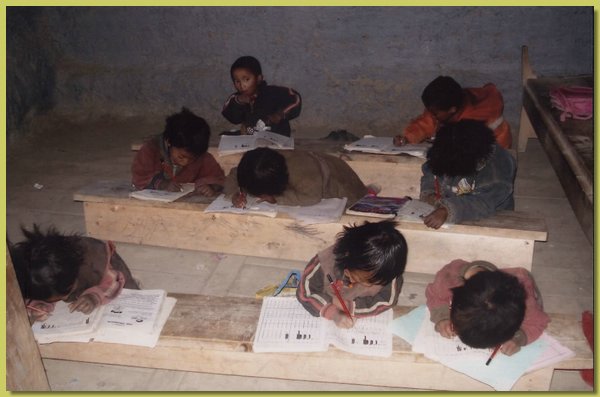 Vorschueler ueben sich im Schreiben tibetischer Buchstaben.jpg