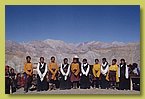 Die aelteren Schueler singen ein tibetisches Lied.jpg