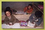Kinder der Vorschulklasse lernen tibetische Buchstaben schreiben .jpg