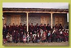 Tulku Sherab Sangpo Rinpoche und die Moenche von Namdroling mit den Schulkindern vor dem neuen Schulhaus in Saldang.jpg